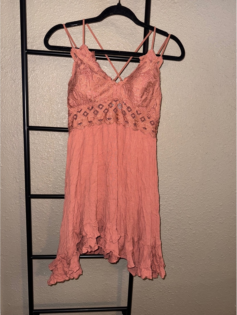 Wishlist Apparel Large Coral Lace Sleeveless Dress with Ruffled Hem